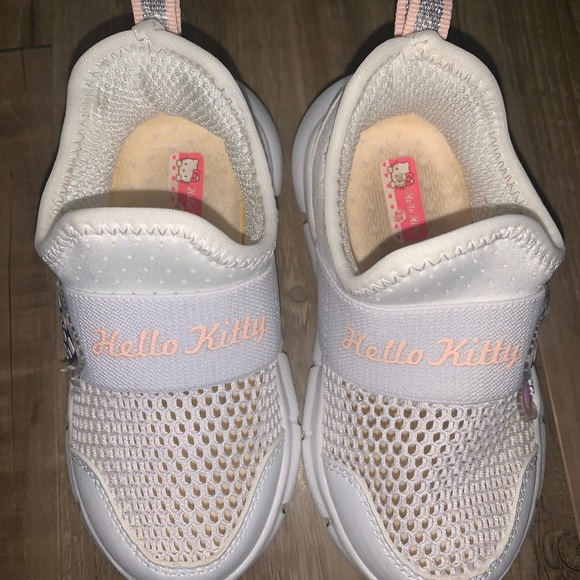 Hello Kitty Sneakers 7.5 - Picture 2 of 10